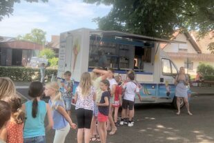 2024-7-29-ZE-UH-Cornelia Lythje- Eiswagen Grundschule Eismobil2024