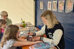 2024-7-3-BI-Wiebke Fix-Fam.-Sonntag-GlitzerTatoos am Stand vom Turnverein