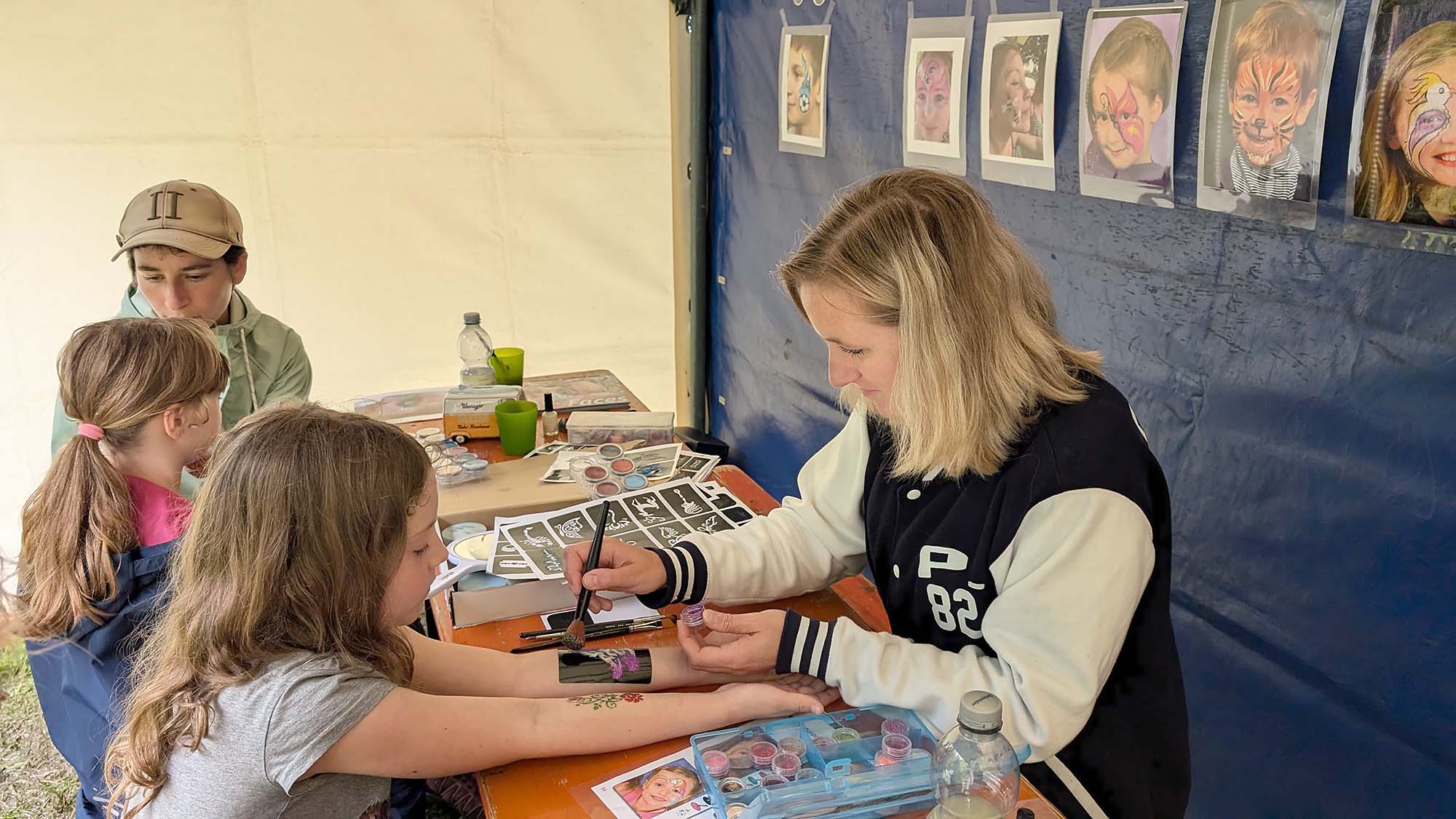 2024-7-3-BI-Wiebke Fix-Fam.-Sonntag-GlitzerTatoos am Stand vom Turnverein
