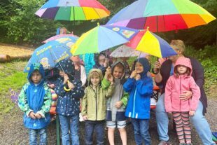 2024-7-3-BI-Wiebke Fix-Fam.-Sonntag-KiKiBi im Regen beim Gottesdienst an der Luisenhütte