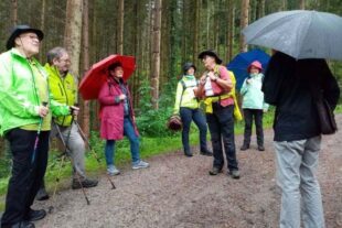 2024-7-3-BI-Wiebke Fix-Fam.-Sonntag-Wandergruppe mit Angelika Kraus- Familienwanderweg