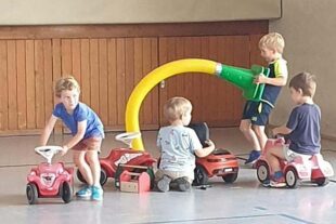 2024-8-12-BI-Ferienprogramm Bobbycar-Rennen_Bobbycar_Werkstatt mit Tankstelle