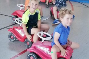 2024-8-12-BI-Ferienprogramm Bobbycar-Rennen_Rückwärts Fahren
