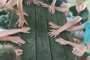 2024-8-12-BI-Wiebke Fix-Ferienprogramm Bücherei_FP_Spielevormittag_Verrückte Hände