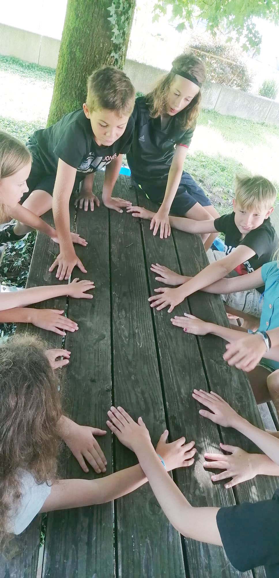 2024-8-12-BI-Wiebke Fix-Ferienprogramm Bücherei_FP_Spielevormittag_Verrückte Hände