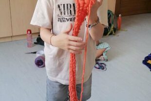 2024-8-12-BI-Wiebke Fix-Ferienprogramm Bücherei_Wolle_und_Garn_Fingerstricken