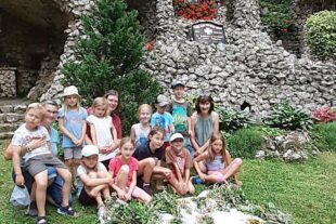 2024-8-19-OH-Katharina Lehmann-DJK-Kräuterbüschel-Bei der Lourdesgrotte bietet sich die Aktion ganz besonders an