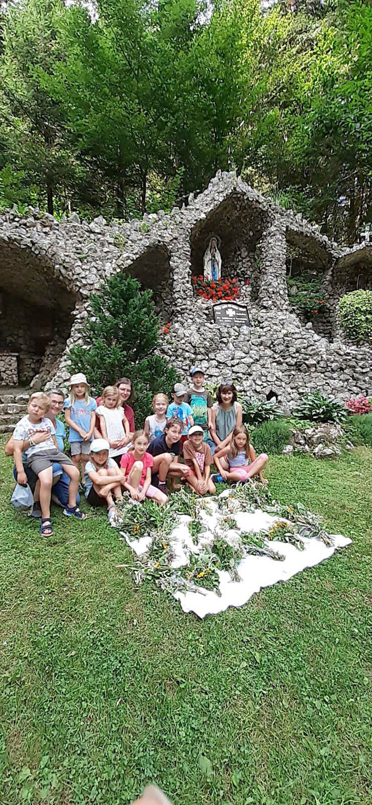 2024-8-19-OH-Katharina Lehmann-DJK-Kräuterbüschel-Bei der Lourdesgrotte bietet sich die Aktion ganz besonders an