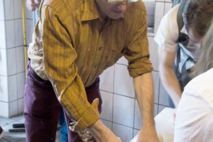 2024-8-23-NO-Gudrun-Schillack-privat-Peter_Schell_Brotbacken