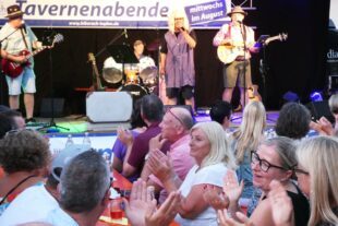 2024-8-30-BI-bia-Tavernenabend-und-SP Bühne mitklatschen