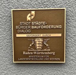 Land Baden-Württemberg vergibt Plakette für die Rathaussanierung