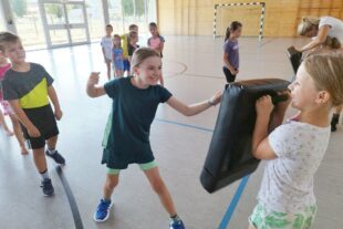 2024-9-2-ZE-OH-Stark e.V.-Selbstverteidigung-In Kleingruppen wurden verschiedene Übungen gemacht