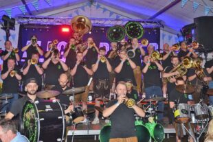 2024-10-23-BI-Florian Berger-Auto Allgeier-Die Guggemusik Eckwaldpuper aus Unterharmersbach eröffnete das Autoberfest. (Mittel)