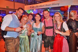 2024-10-23-BI-Florian Berger-Auto Allgeier-Dirndl und Lederhosen waren beim Autoberfest obligatorisch