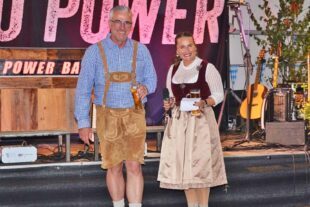 2024-10-23-BI-Florian Berger-Auto Allgeier-Stolze Veranstalter - Frank Welte und Theres Allgeier (Mittel)