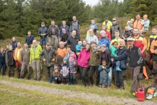 2024-10-25-NO-Arno Lehmann- SWV Habitatspflegetag Auerhuhn Gruppenbild Habitatspflegetag am Schliffkopf mit allen Teilnehmern