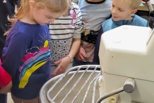 2024-10-28-OH-Bianca Neumaier- Kindervolkstanzgruppe in der Bäckerei1-Teigmaschine in Betrieb