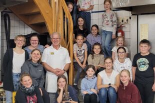 2024-10-28-OH-Bianca Neumaier- Kindervolkstanzgruppe in der Bäckerei5-Gruppenfoto mit den Großen und Leiterinnen