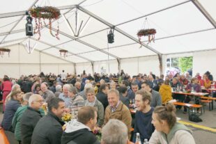2024-10-7-BI-PB-bia-Gemeindejubiläum-und-2_Blick ins Festzelt