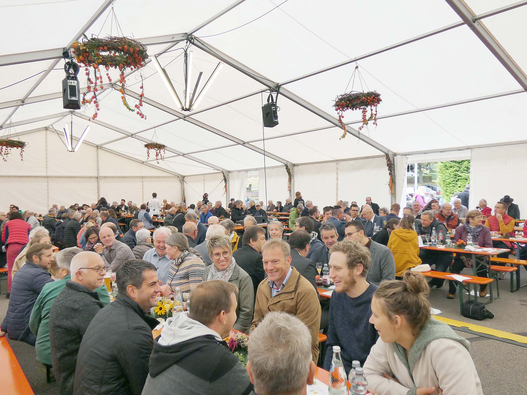 2024-10-7-BI-PB-bia-Gemeindejubiläum-und-2_Blick ins Festzelt