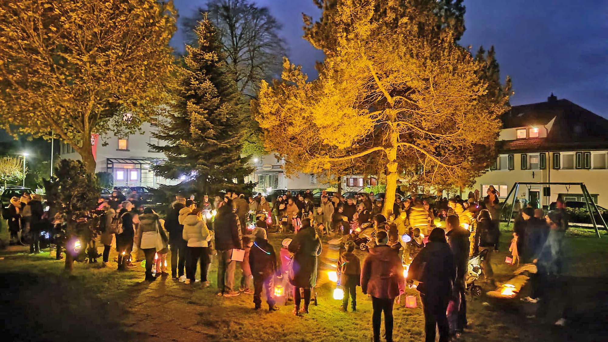 2024-11-13-BI-Wiebke Fix-St. Martin-Martinslieder singen St. Blasius am Alten Kirchturm von Carina Spitzmüller