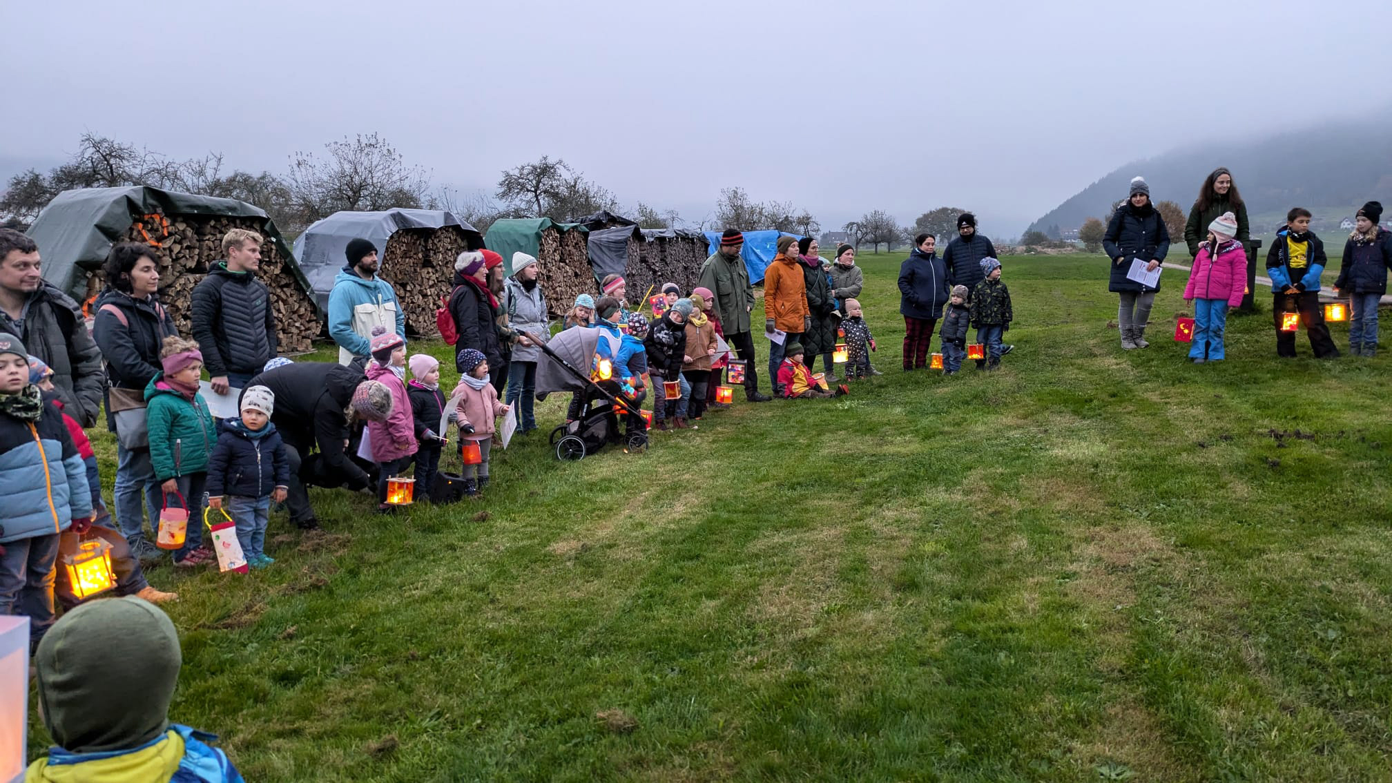 2024-11-15-BI-Wiebke Fix-Krabbelgruppe-u-Kinderkirche-St. Martin-im Kreis zu Beginn