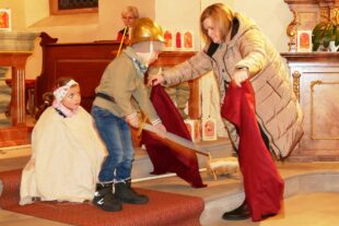 2024-11-15-ZE-UE-Martin Huber St Martin-01 St. Martin teilt den Mantel für den Bettler