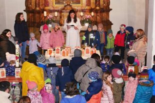 2024-11-15-ZE-UE-Martin Huber St Martin-03 Alle Kinder beim Wortgottesdienst in der Nikolauskirche