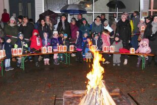 2024-11-15-ZE-UE-Martin Huber St Martin-07 Alle versammeln sich um das Martinsfeuer