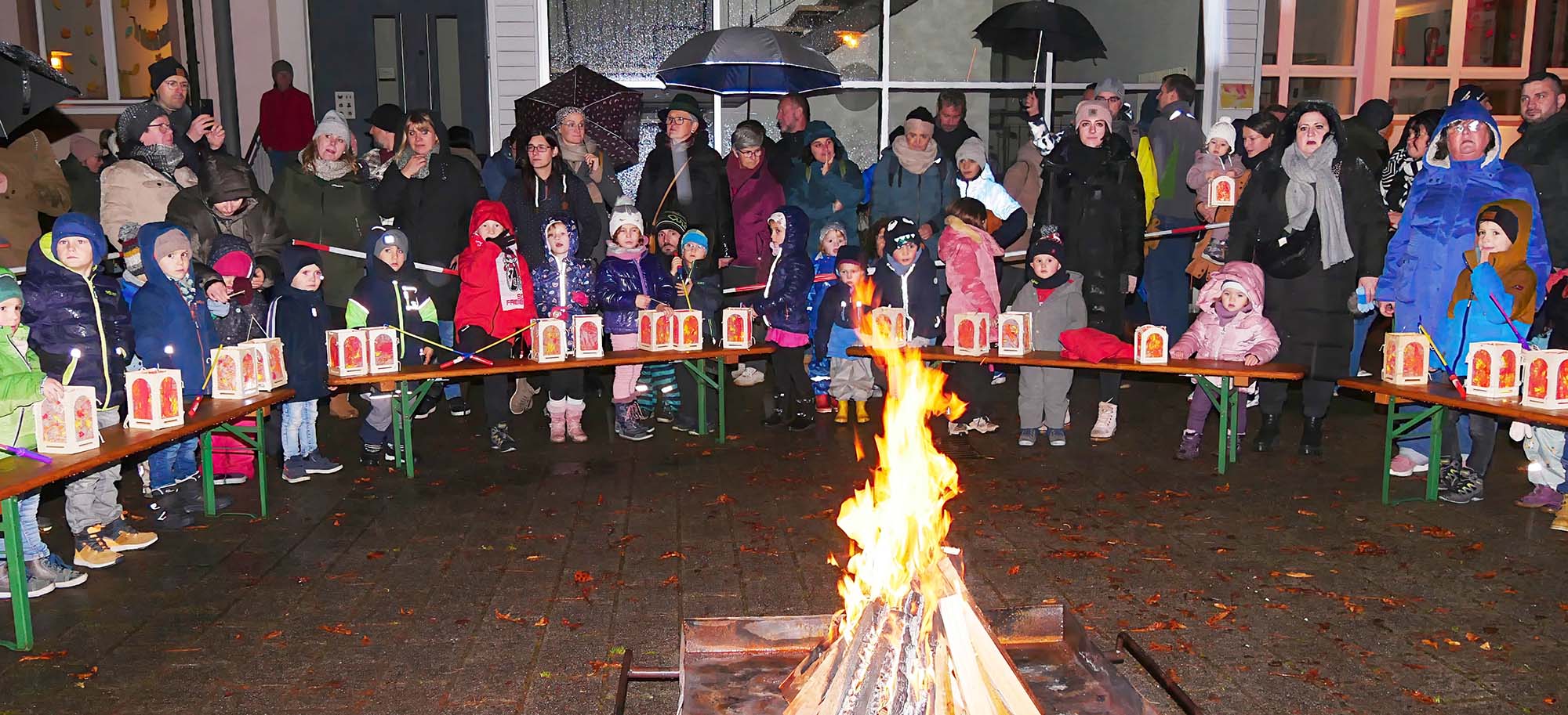 2024-11-15-ZE-UE-Martin Huber St Martin-07 Alle versammeln sich um das Martinsfeuer