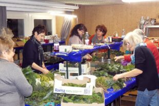 2024-11-20-BI-PB-bia-Kaffee und Kranz-und-voller Tisch