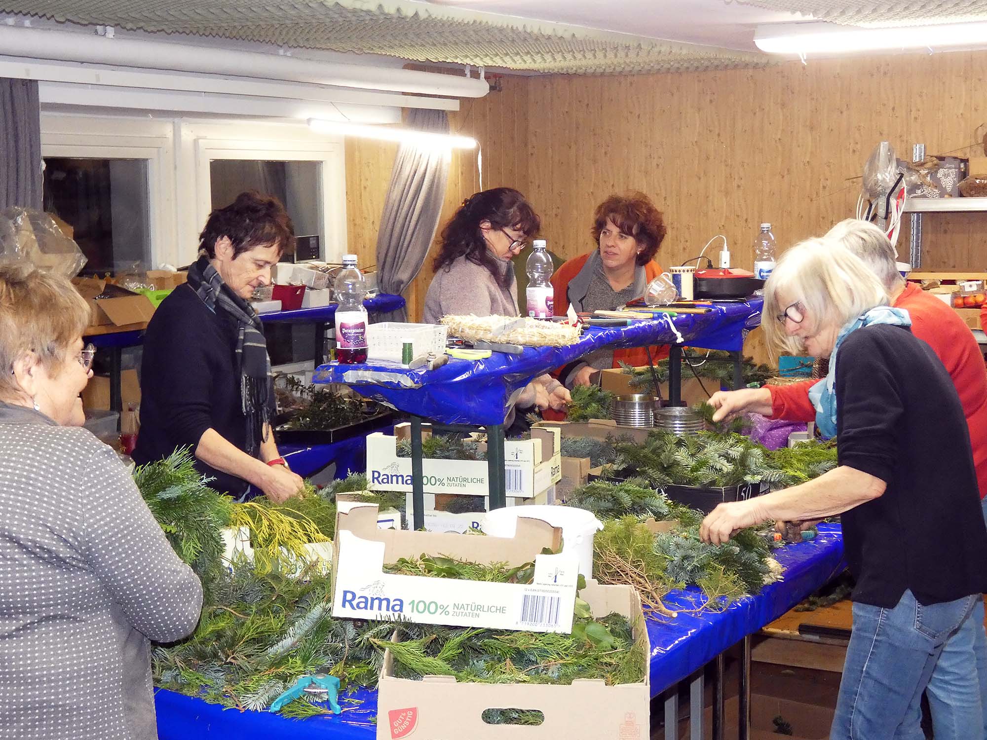 2024-11-20-BI-PB-bia-Kaffee und Kranz-und-voller Tisch