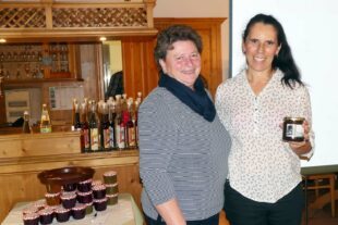 2024-11-20-ZE-UE-Landfrauen UE-Vortrag Honig mit Esther Busch-P1018281