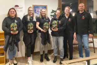 2024-11-22-ZE-UH-Eckwaldhexen-Bild2_Maskenuebergabe_Erwachsene