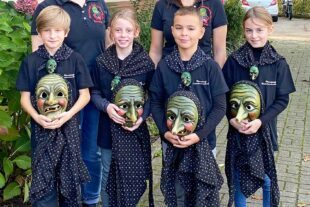 2024-11-22-ZE-UH-Eckwaldhexen-Bild5_Maskenuebergabe_Kinder