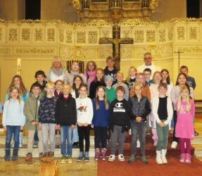 26 Kinder auf dem Weg zum Weißen Sonntag