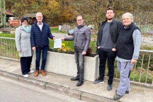 2024-11-25-OH-sp-Leader Plakette Pflanztröge