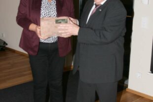 2024-11-4-BI-dp- 50 Jahre Hist Verein Überreichung Dorfbrunnen