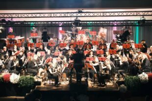 2024-11-4-ZE-UH-vo- Musikverein Unterharmersbach Jahreskonzert ganzes Orchester XT4V8106