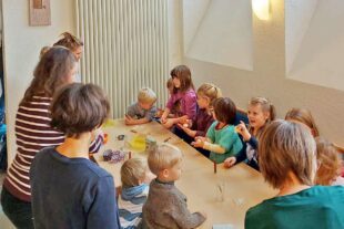 2024-12-11-BI-Wiebke Fix-Kinderkirche-Bastel-Aktion_Weihnachtslichter mit Salzteig Kerzenständer