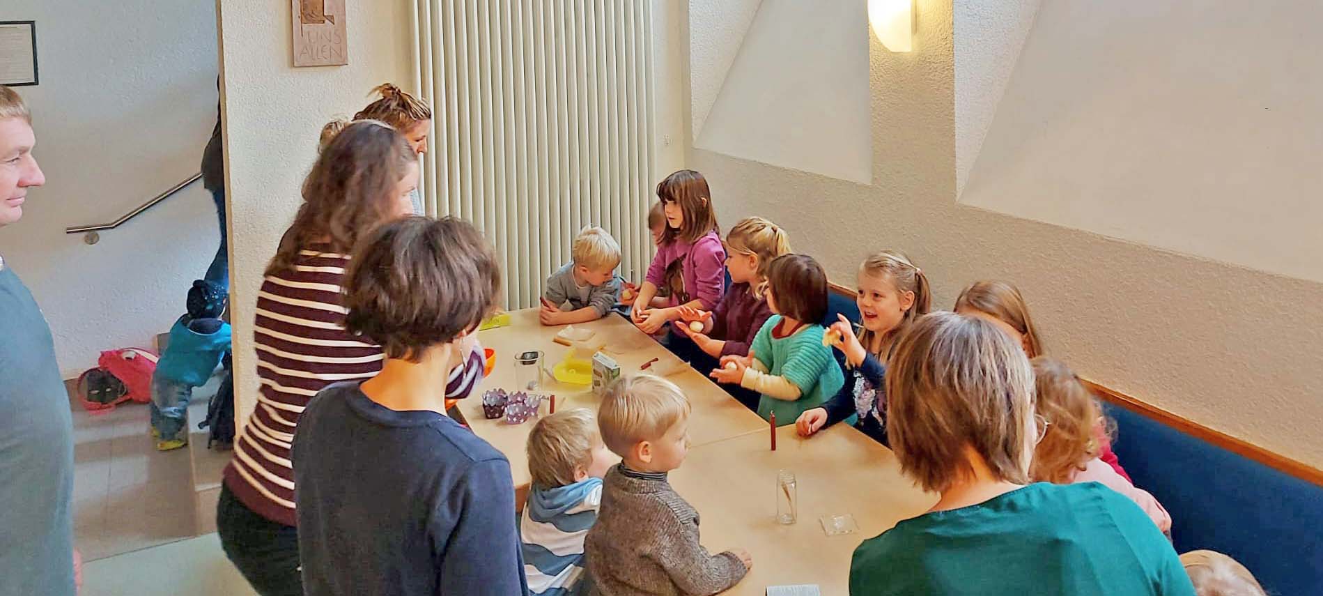 2024-12-11-BI-Wiebke Fix-Kinderkirche-Bastel-Aktion_Weihnachtslichter mit Salzteig Kerzenständer