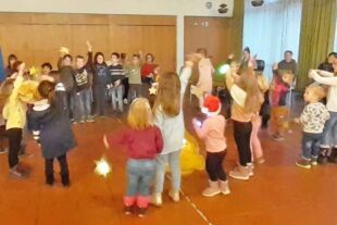 2024-12-16-OH-privat-DJK-Die Kinder mit Kathrin beim Sternentanz