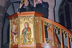 2024-12-18-NO-Oliver Vollmer- Kirchenkonzert Trachtenkapelle Manfred Lehmann und Simon Huber spielten beim Eröffnungsstück von der Kanzel