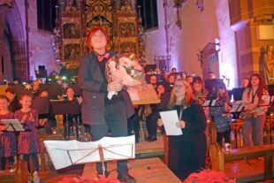 2024-12-18-NO-Oliver Vollmer- Kirchenkonzert Trachtenkapelle Melanie Junker dankte Dirigentin Annette Tafler