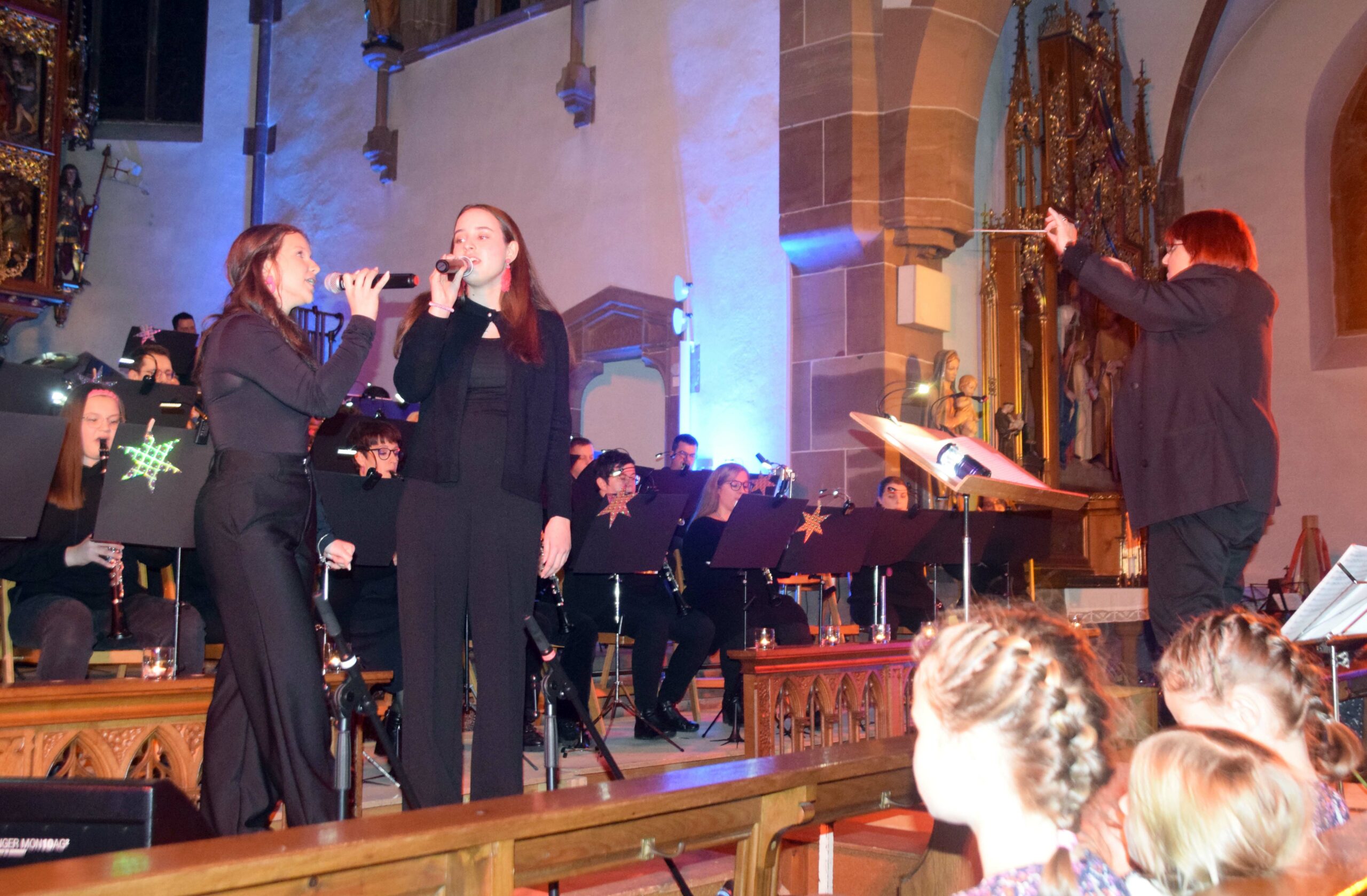 2024-12-18-NO-Oliver Vollmer- Kirchenkonzert Trachtenkapelle Paula Welle und Chiara Schwarz bei ihrem Gesangssolo