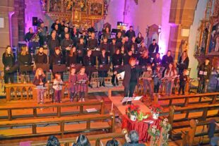 2024-12-18-NO-Oliver Vollmer- Kirchenkonzert Trachtenkapelle Schlussapplaus mit dem Musikernachwuchs