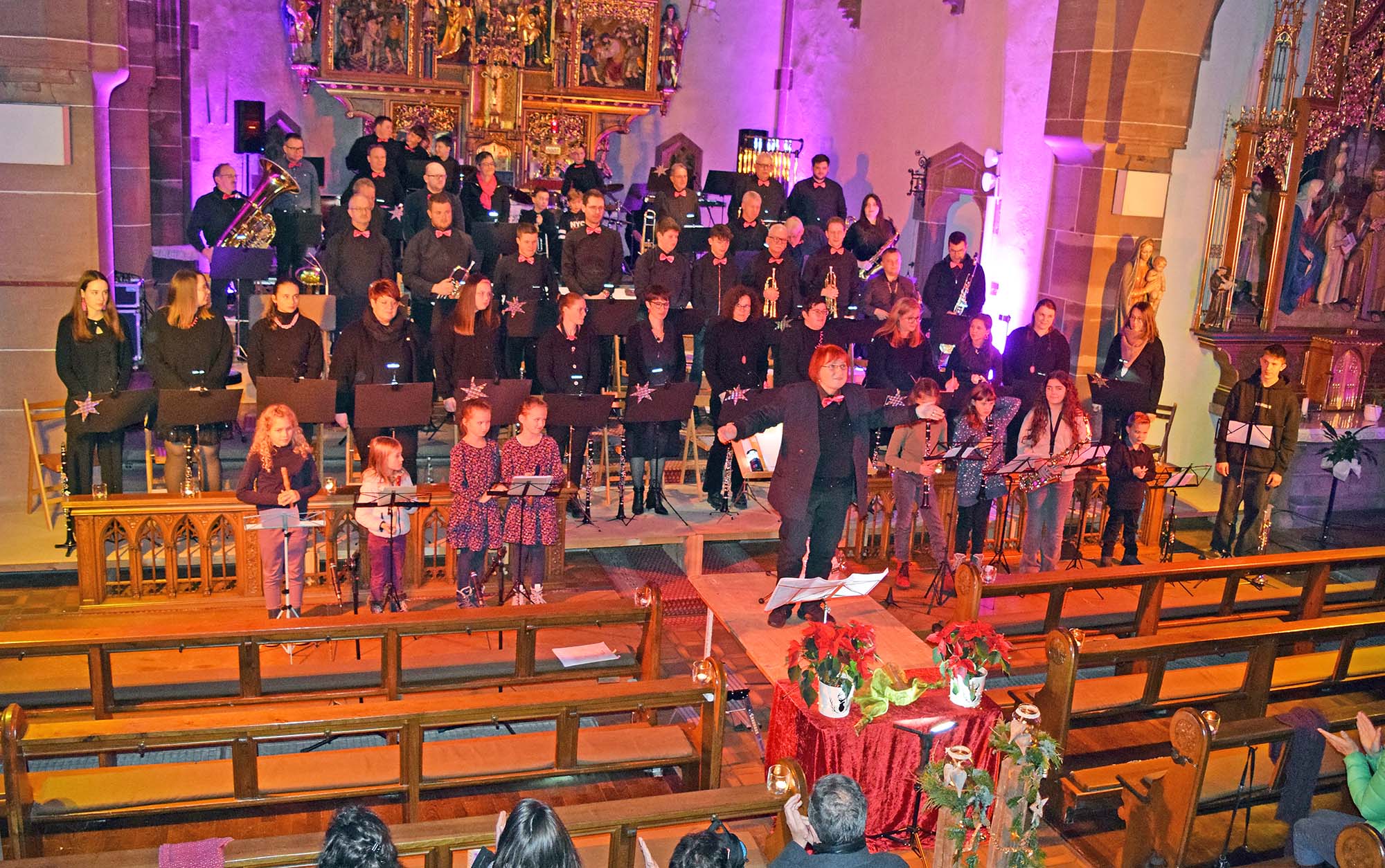 2024-12-18-NO-Oliver Vollmer- Kirchenkonzert Trachtenkapelle Schlussapplaus mit dem Musikernachwuchs