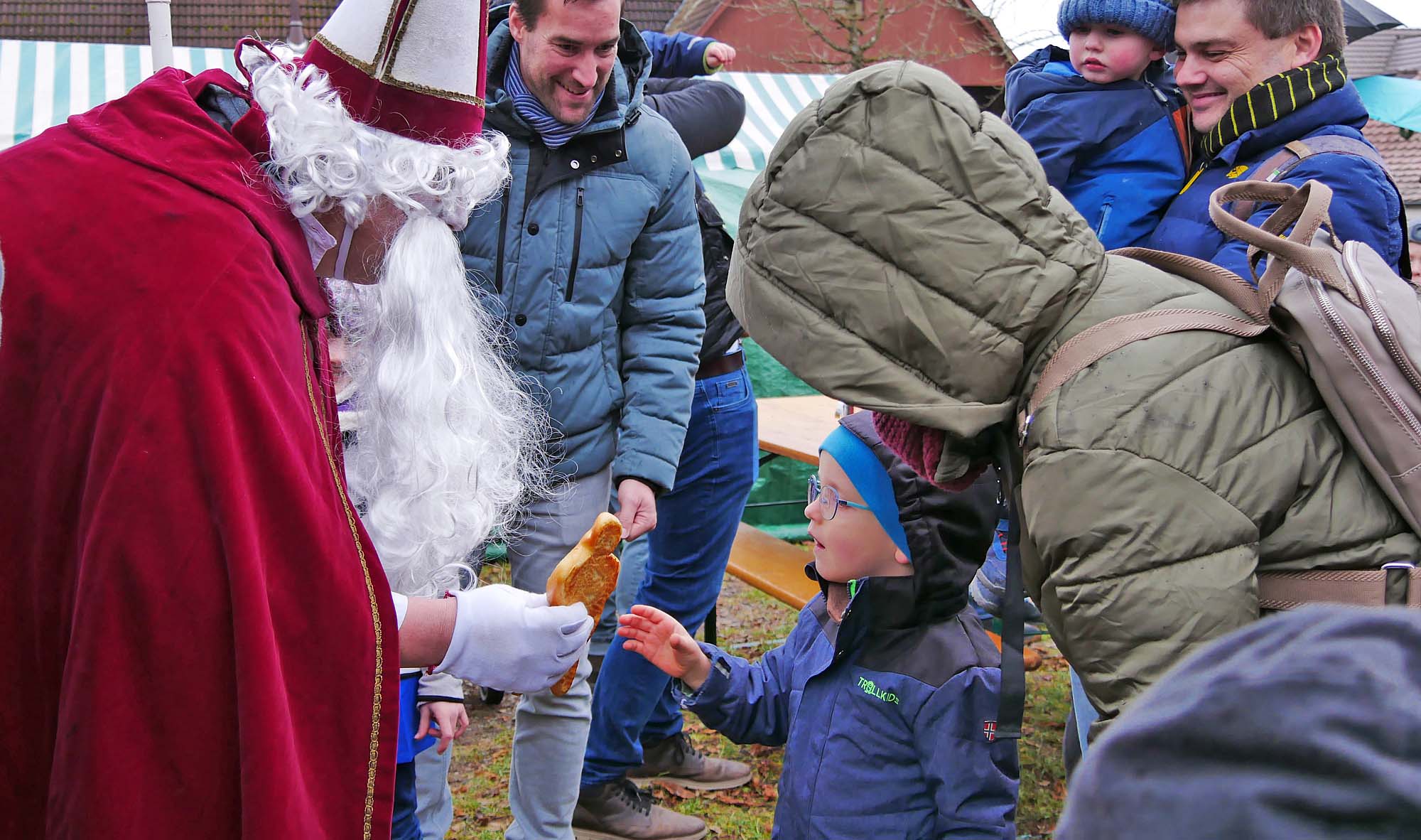 2024-12-18-ZE-UE-Martin Huber-Adventshock-Der Nikolaus verteilte Weckmänner an die braven Kinder