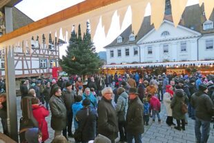 2024-12-2-BI-bia-Weihnachtsmarkt-und-Blick von Bühne