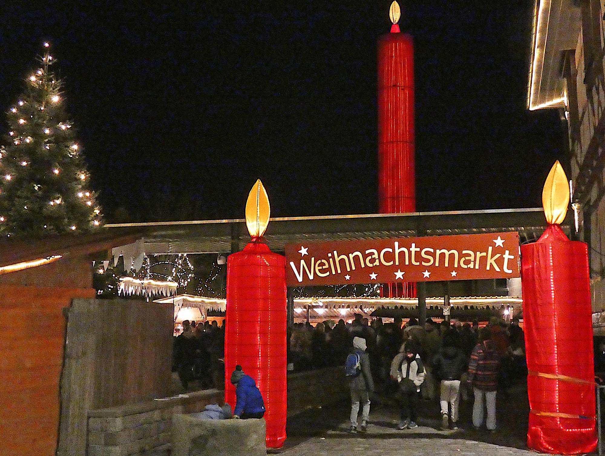 2024-12-2-BI-bia-Weihnachtsmarkt-und-Eingang außen